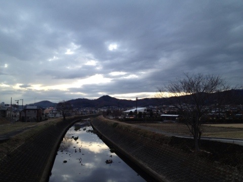 冬の大根川から弘法山方面を望む