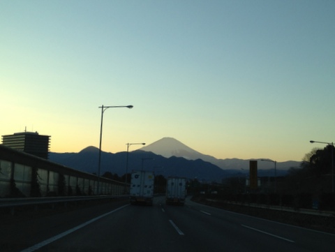 東名で西へ向かうと富士山