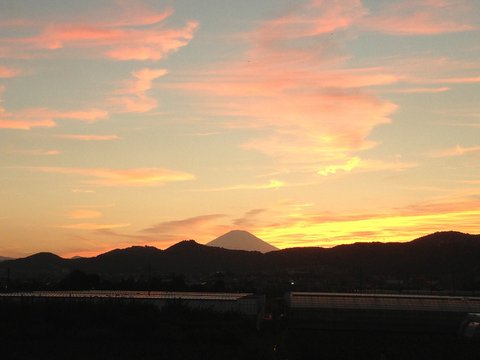 秋の夕暮れと富士山