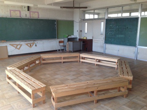 ベンチのある教室