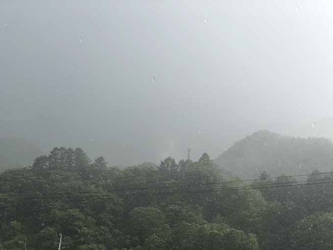 雷雨でかすむ茂来山