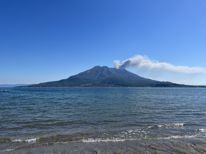 噴煙が立ち昇る桜島