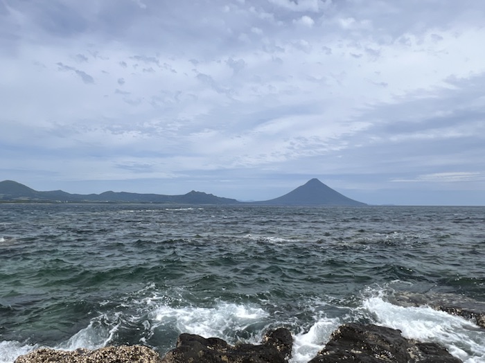 開聞岳を望む