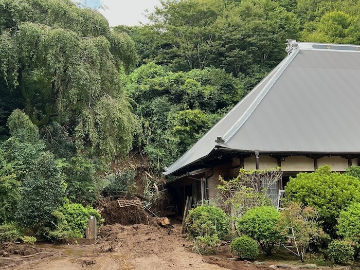 自興院の裏山が崩れ本堂に泥流が...