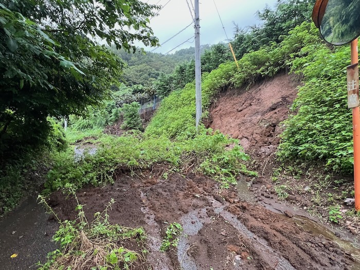 南矢名から権現山を抜ける道の土砂崩れ