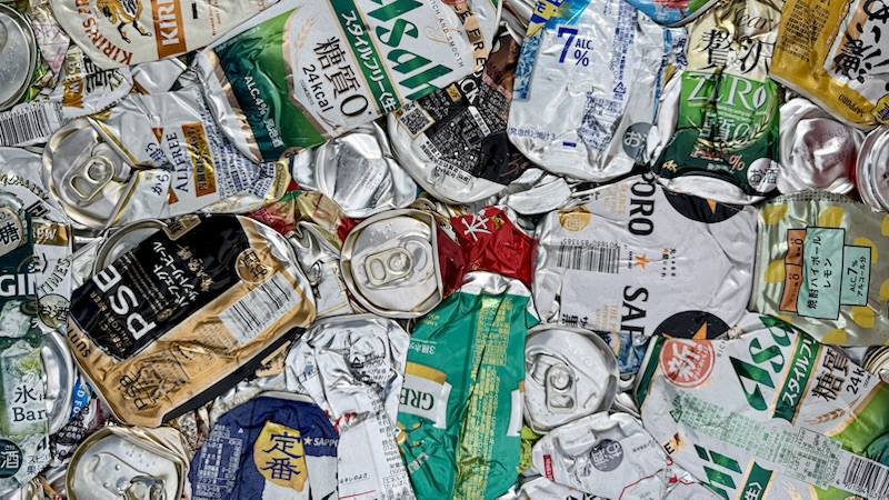 アルミ缶も圧縮されて運ばれていきます。