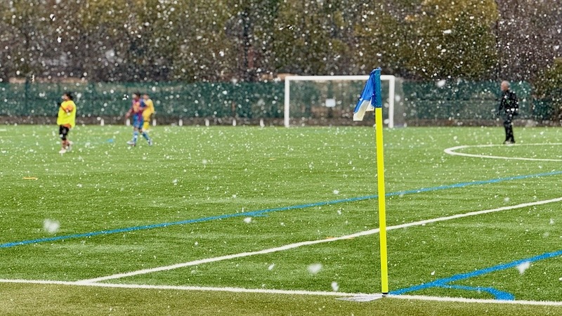雪が舞う中でジュニアサッカー