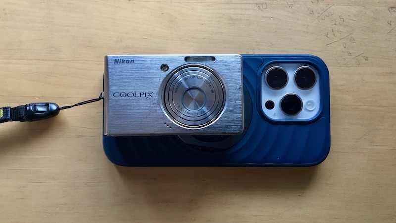 iPhone16ProとCOOLPIX S500